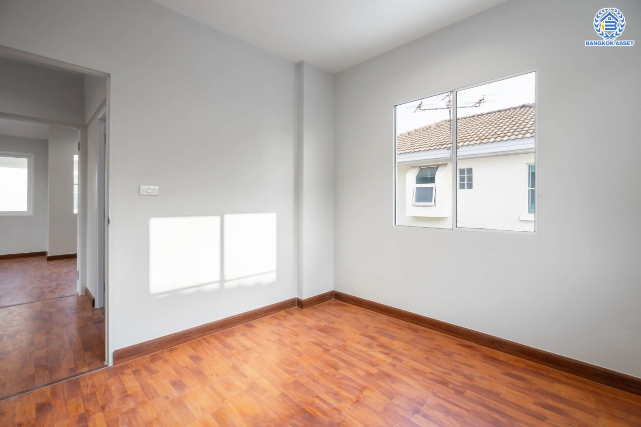 บ้านมือสองตกแต่งใหม่ แบรนด์ LH ม.ชลลดา บางใหญ่-เซ็นทรัลเวสต์เกต หลังใหญ่ เนื้อที่ 52.5 ตร.ว. ฟังก์ชัน 5 ห้องนอน (มีห้องนอนชั้นล่าง 2 ห้อง) 2 ห้องน้ำ 2 ที่จอดรถ Facilities ครบครัน บนทำเลเดินทางสะดวก เชื่อมต่อถ.กาญจนาภิเษก และเพียง 10 นาทีถึงรถไฟฟ้า "สถานีคลองบางไผ่"